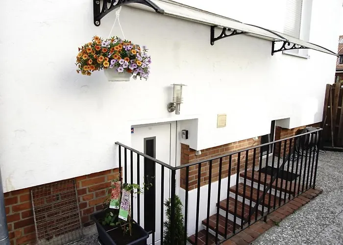 Gemuetliche Moeblierte Souterrain Wohnung