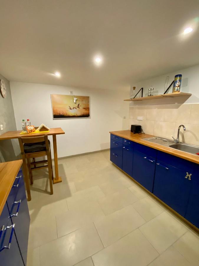 Gemütliche Möblierte Souterrain Apartment *